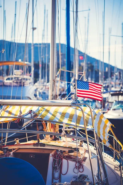 Bandera americana en el mástil de un yate —  Fotos de Stock