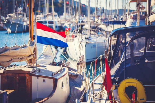 Bandera de Países Bajos en yate —  Fotos de Stock