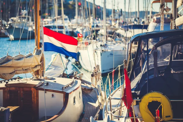 Bandera de los Países Bajos frente al buque de fondo . —  Fotos de Stock