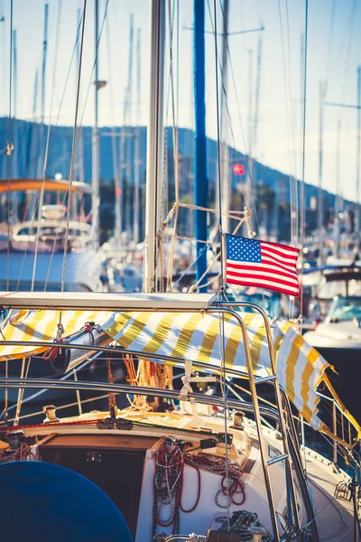 Bandera americana ondeando desde un velero —  Fotos de Stock