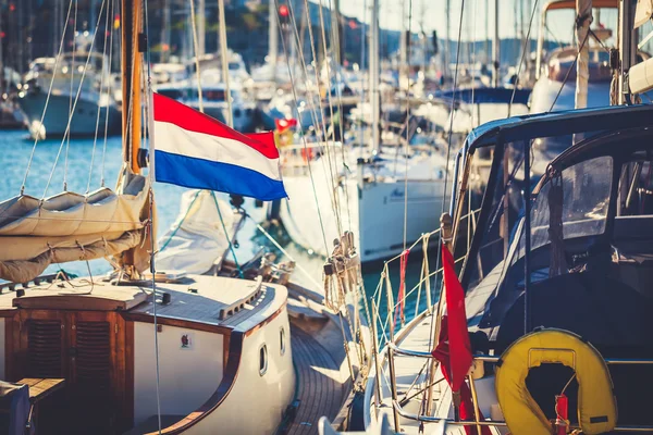 Bandeira dos Países Baixos contra o navio de fundo . — Fotografia de Stock