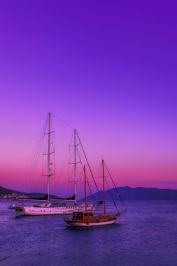 Deniz ve iki pembe günbatımı stand gemi 