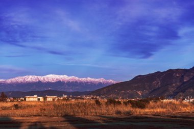 Arka planda sazlık Dağları ile büyümüş Gölü