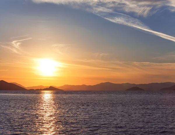 Beautiful Sunset on the sea, in the background mountains — Stock Photo, Image