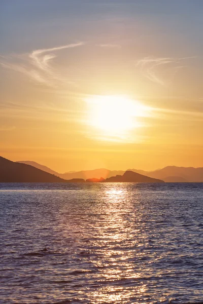 Beautiful Sunset on the sea, in the background mountains — Stock Photo, Image
