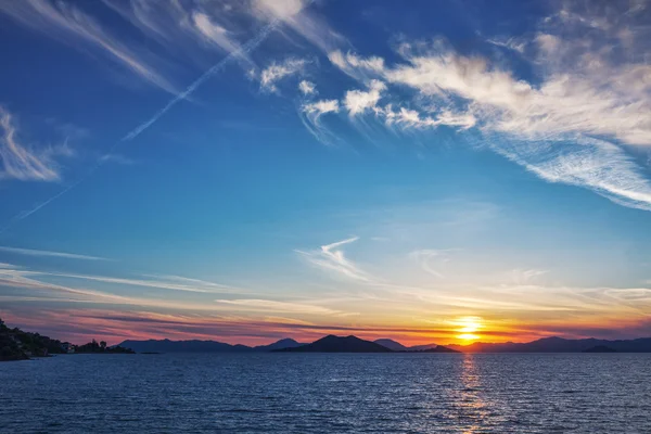 Beautiful Sunset on the sea, in the background mountains — Stock Photo, Image