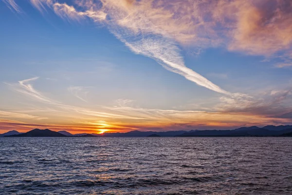 Beautiful Sunset on the sea, in the background mountains — Stock Photo, Image