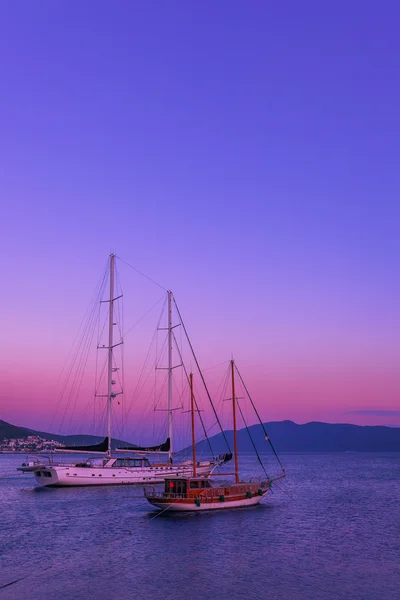 Puesta de sol rosa en el mar y dos barcos de pie —  Fotos de Stock