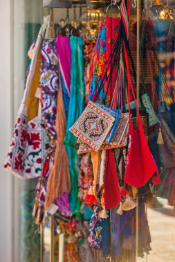 Doğu piyasada renkli bez