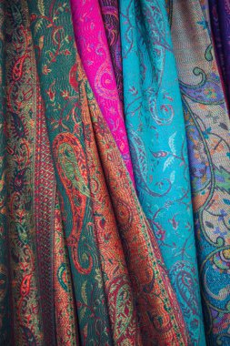 Doğu piyasada renkli bez