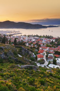 Şehir ve dağ, Fethiye Türkiye gün batımı görünümü