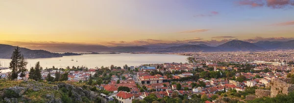 Şehir ve dağ, Fethiye Türkiye gün batımı görünümü
