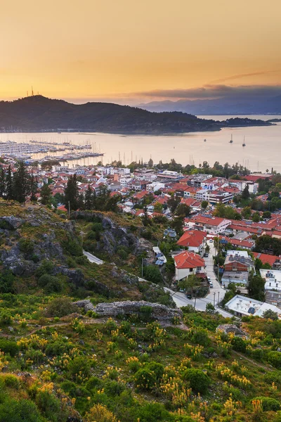 Naplementét kilátás nyílik a városra és a hegyekre, Fethiye Törökország — Stock Fotó