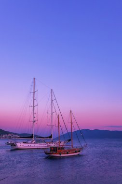 Güzel manzara karşı günbatımı pembe tonlarında akşam 