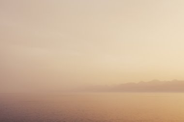 Bulanık su hareketi ve ince pastel renkler ile sahne ve deniz sissoyut manzara .