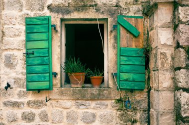 Eski bir taş ev penceresinde