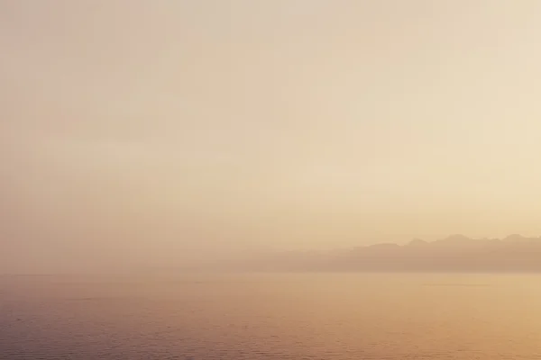 Bulanık su hareketi ve ince pastel renkler ile sahne ve deniz sissoyut manzara .