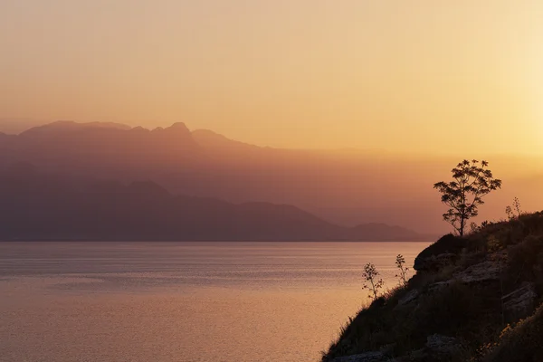 Sunrise over the mountains and the sea — Stock Photo, Image