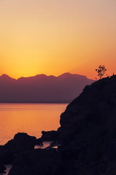 Sunrise over the mountains and the sea — Stock Photo, Image