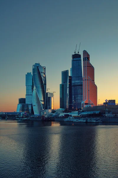 Luce del sole sul grattacielo. Torre di vetro, high-tech, raggi di luce — Foto Stock