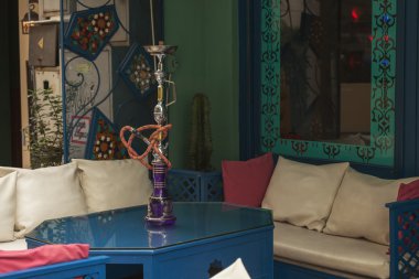 Kanepeler ve Shisha Cafe masa, açık havada