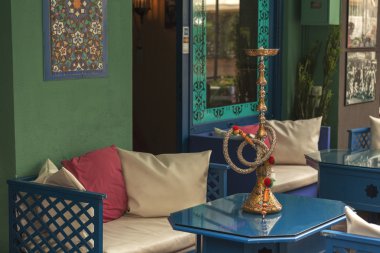 Kanepeler ve Shisha Cafe masa, açık havada