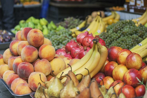 Vários frutos no mercado espanhol — Fotografia de Stock