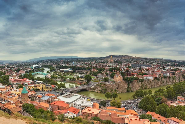 Día nublado en Tiflis, la capital del país de Georgia — Foto de Stock