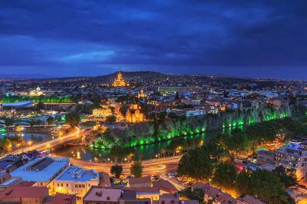 Vista nocturna de Tiflis desde la fortaleza de Narikala, país georgiano —  Fotos de Stock