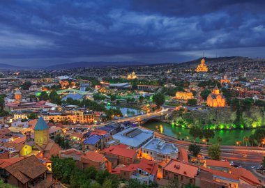 Narikala kale, Georgia ülke üzerinden Tbilisi görünümünü akşam