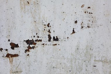 Eski püskü beyaz boya ve pas duvarlar