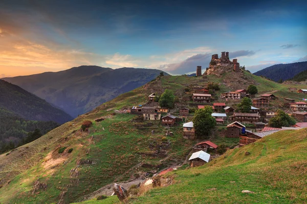 Tusheti Milli Parkı dağ köyü kuleleri