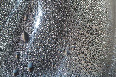 su beyaz arkaplanı düşürür