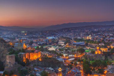 Narikala kale üzerinden Tbilisi görünümünü akşam