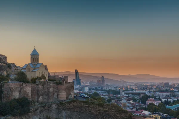 Vista nocturna de Tiflis desde la fortaleza de Narikala — Foto de Stock