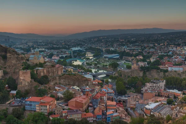 Vista nocturna de Tiflis desde la fortaleza de Narikala — Foto de Stock
