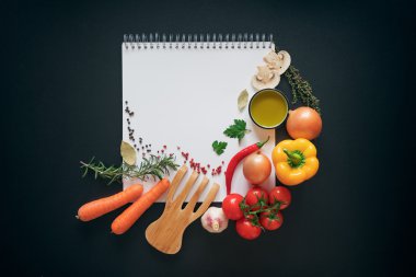 Taze Bahçe otlar ve siyah arka plan üzerine yemek tarifleri için not defteri