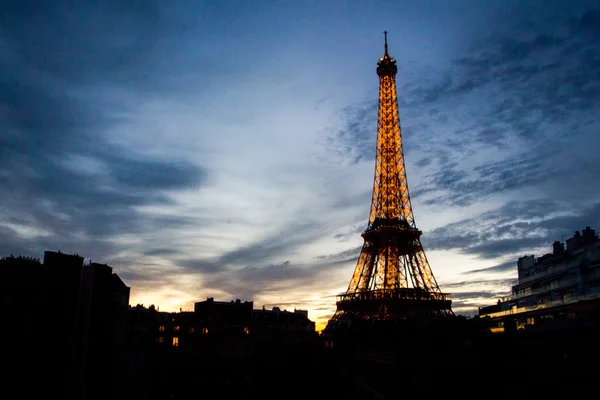 Eiffelturm mit dramatischem Himmel — Stockfoto