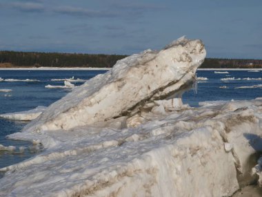 Nisan ayında, sıcaklık Sibirya 'ya gelir, Yenisei Nehri' ne açılır, ama kıyıda hala büyük buz kütleleri vardır, Sibirya 'nın sert donlarını hatırlatan..