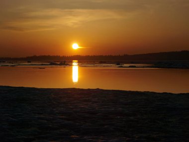 Yenisei Nehri 'nde gün batımı. Nisan