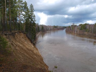 Kem Nehri 'nde bahar seli. Krasnoyarsk Bölgesi, Yeniseisk şehri yakınlarında.. 