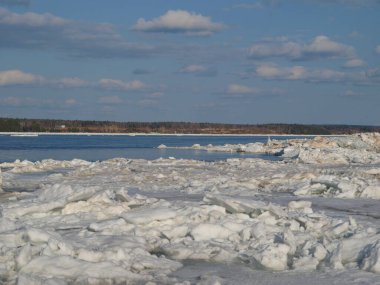 Baharın başında Yenisei Nehri 'nde. Nisan, Krasnoyarsk Bölgesi, Rusya.