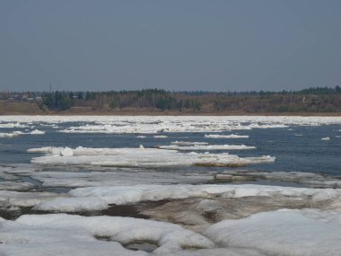 Yeniseisk 'teki Kutsal Varsayım Katedrali. Krasnoyarsk piskoposluğunun en eski katedrallerinden biridir ve Yeniseisk 'in tarihsel bölümünün en yüksek noktasında yer almaktadır..