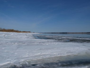 Yenisei Nehri, nehir kıyısı buzu, Sibirya. Rusya.