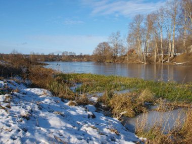 Kışın başlangıcı, ilk buz, ilk kar. Rezervuar Sodyshka. Vladimir bölgesi.