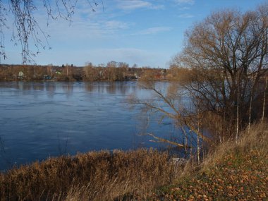 Kışın başlangıcı, ilk buz, ilk kar. Rezervuar Sodyshka. Vladimir bölgesi.