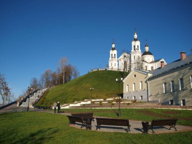 Tepedeki Hüküm Katedrali 'nin Kutsal Varsayımı. Gözlere zevk veren kederli bir mevsim! Sonbahar. Vitebsk, Beyaz Rusya Cumhuriyeti.