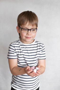 Elinde Paskalya yumurtaları olan bir çocuk.