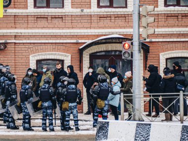 Kazan, Rusya - 31 Ocak 2021: Bulak sokaklarında barışçıl yürüyüş. Alexey Navalny 'nin yasadışı tutuklanmasını protesto.
