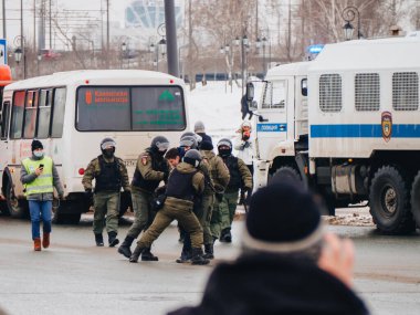 Kazan, Rusya - 31 Ocak 2021: Kazan Kremlin yakınlarında barışçıl yürüyüş. Alexey Navalny 'nin yasadışı tutuklanmasını protesto.